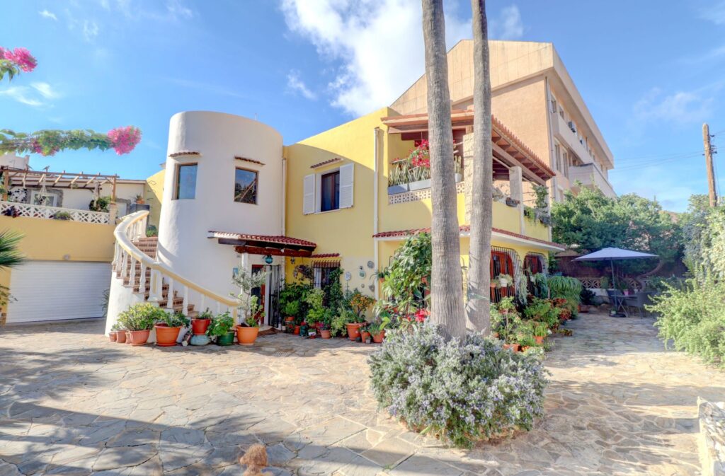 3-bedroom apartment with garden access and parking for sale near Paguera, Calvià, Mallorca