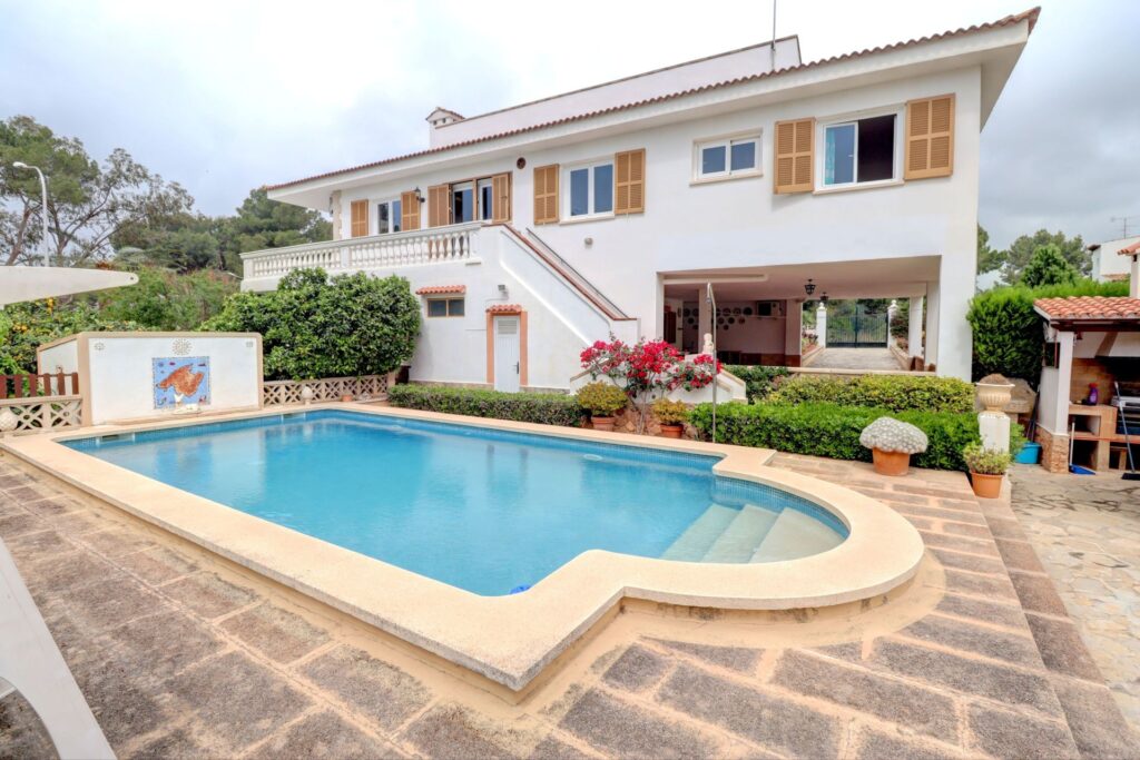 6-bedroom villa in Nova Santa Ponsa with guest apartment and garden pool