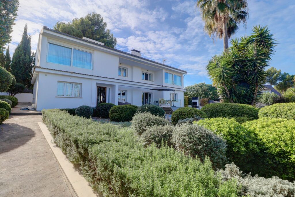4-bedroom villa with pool and garden in Nova Santa Ponsa, Mallorca