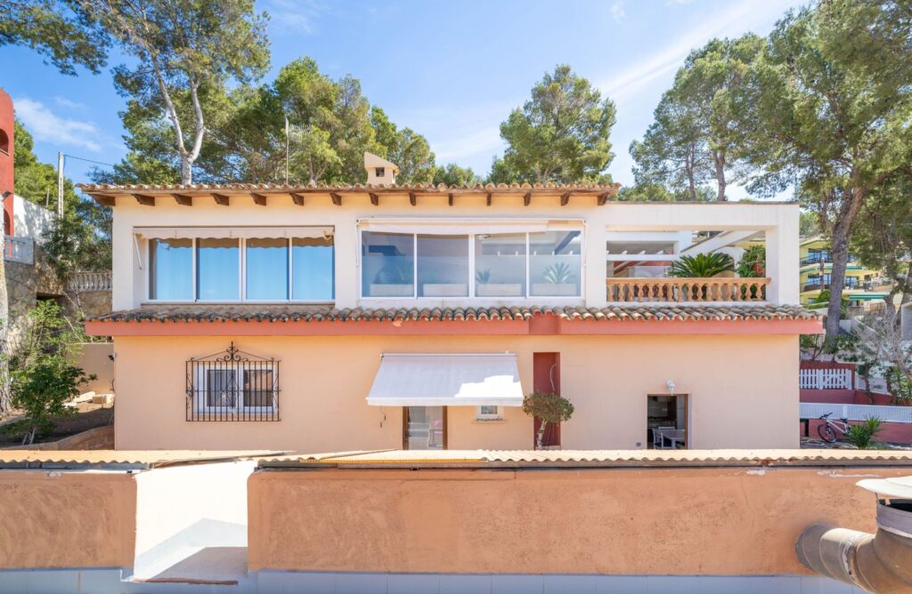 6-bedroom villa for sale in Calvià, Mallorca with sea views and spacious plot
