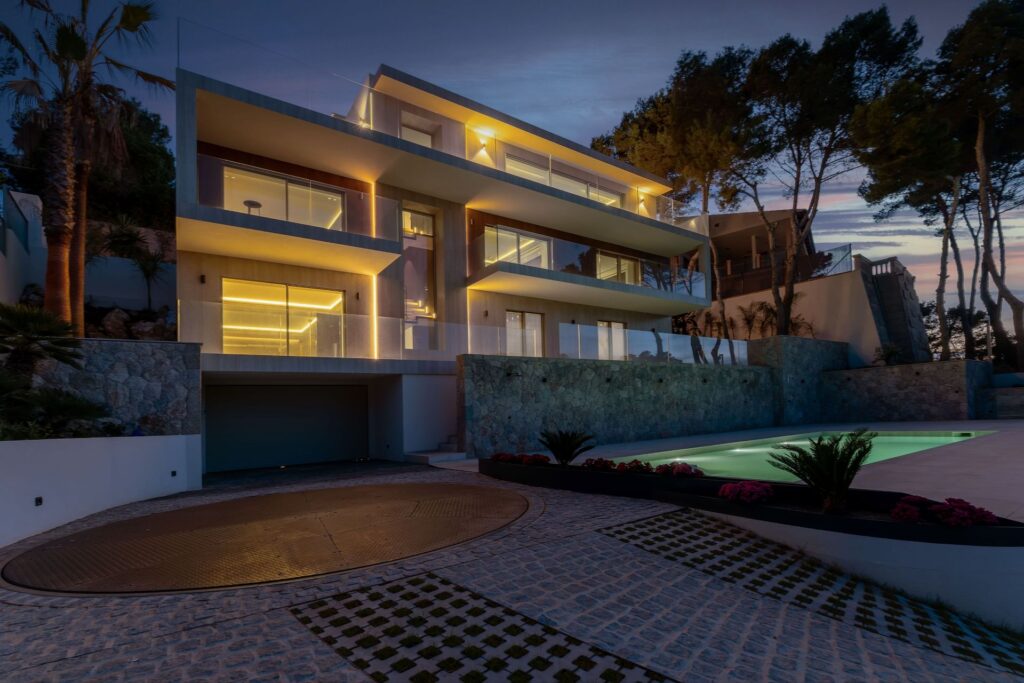 Refurbished 4-bedroom sea view villa with spa and indoor/outdoor pools for sale in Santa Ponsa, Mallorca