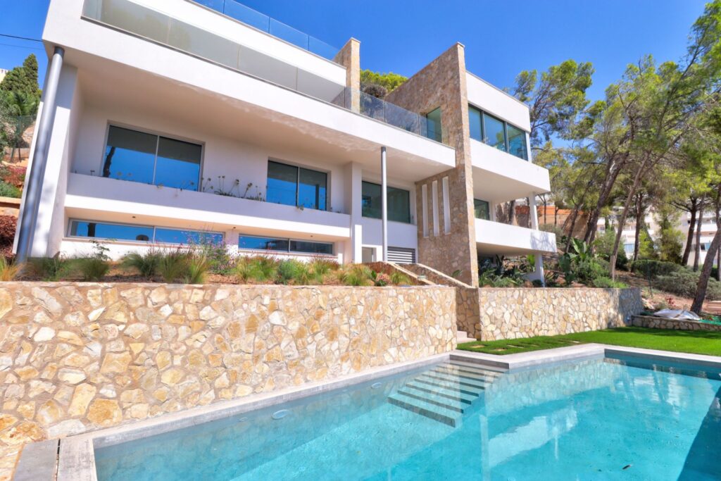 Luxury 5-bedroom sea view villa with pool, cinema, and gym for sale in Santa Ponsa, Mallorca