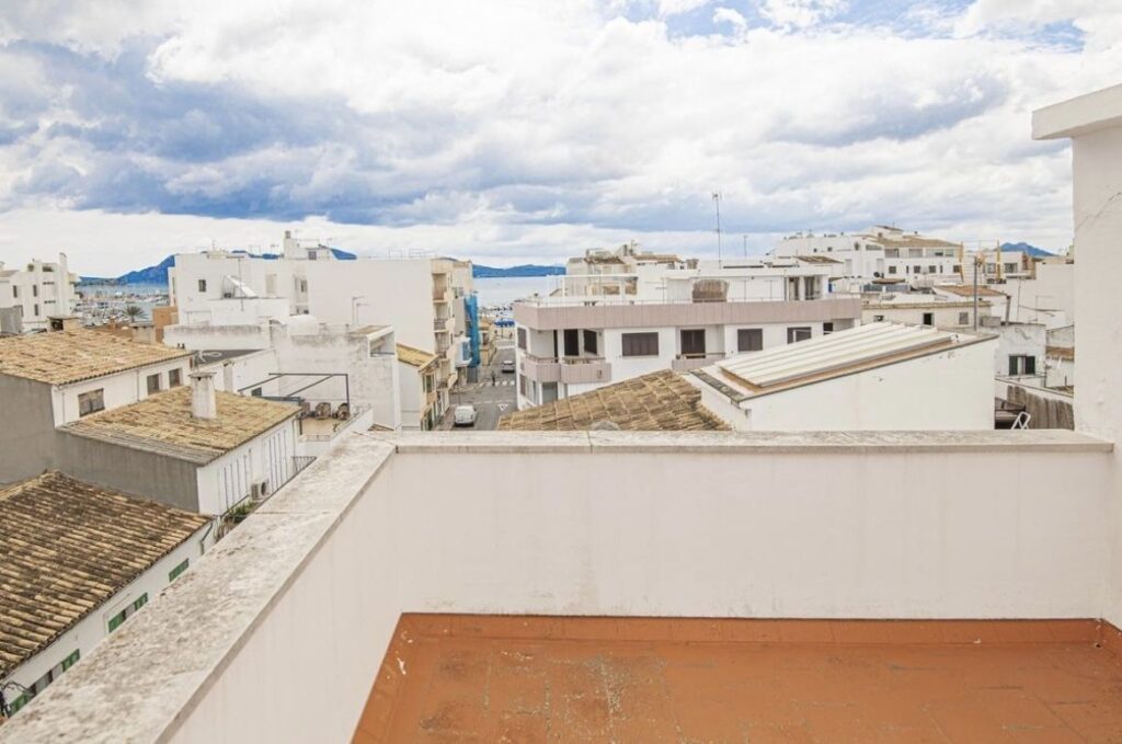 3-bedroom apartment with fireplace and sun terrace for sale in Port de Pollença, Mallorca