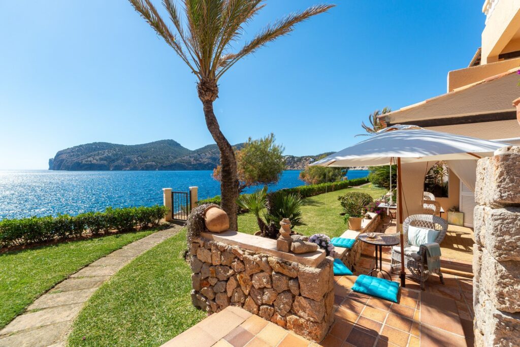 1-bedroom oceanfront apartment with sea views and pool for sale in Andratx, Mallorca