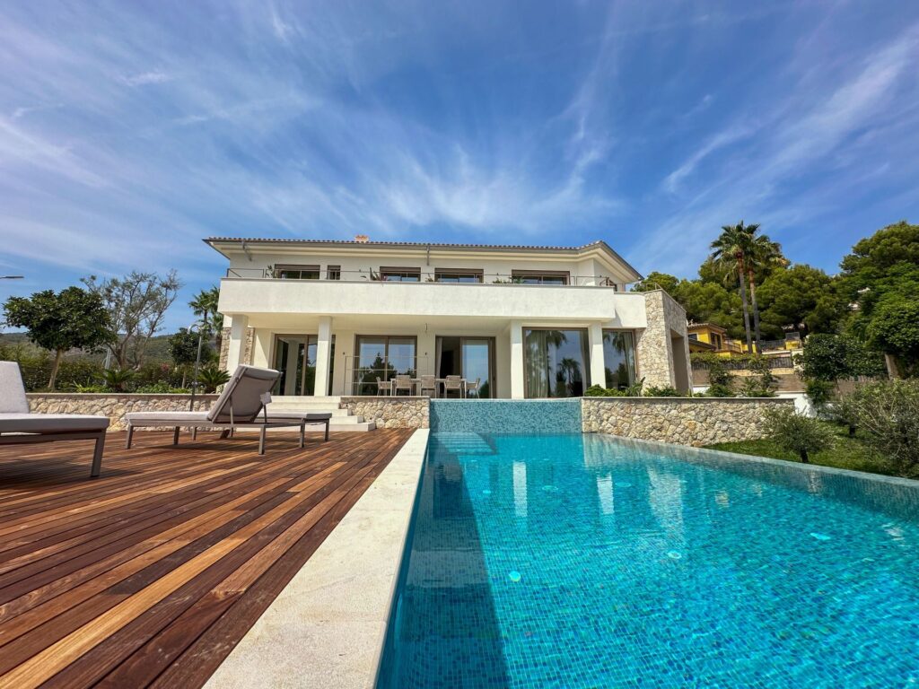 4-bedroom luxury villa with mountain and sea views for sale in Calvià, Mallorca