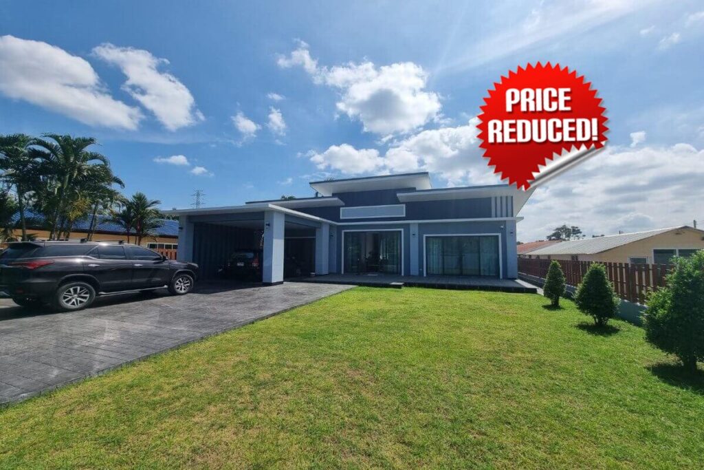 Modern 3-bedroom villa with jacuzzi and garden for sale in Thalang, Phuket