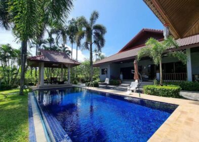 3-bedroom pool villa with jacuzzi and large garden for sale in Rawai, Phuket
