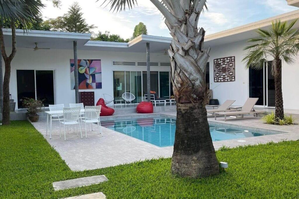 4-bedroom Balinese-style villa with pool and garden for sale in Soi Saiyuan, Rawai, Phuket
