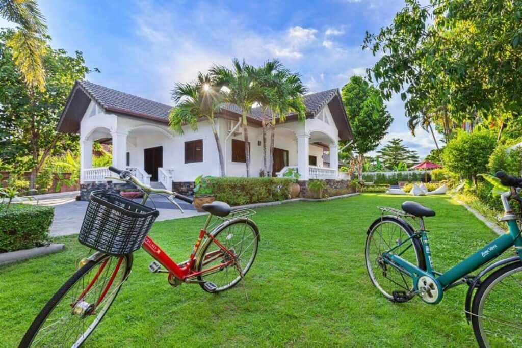 5-bedroom colonial-style pool villa with garden and two bungalows for sale in Chalong, Phuket near Palai Beach
