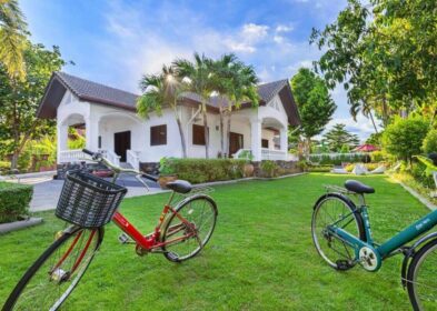 5-bedroom colonial-style pool villa with garden and two bungalows for sale in Chalong, Phuket near Palai Beach