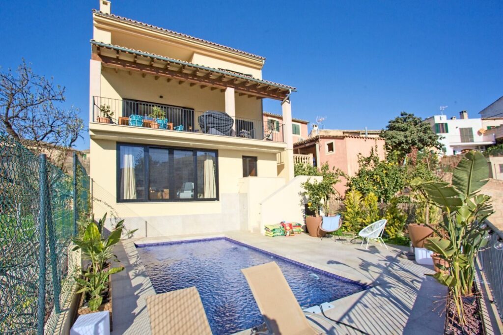 5-bedroom villa for sale in Calvià, Mallorca with modern interiors and spacious layout