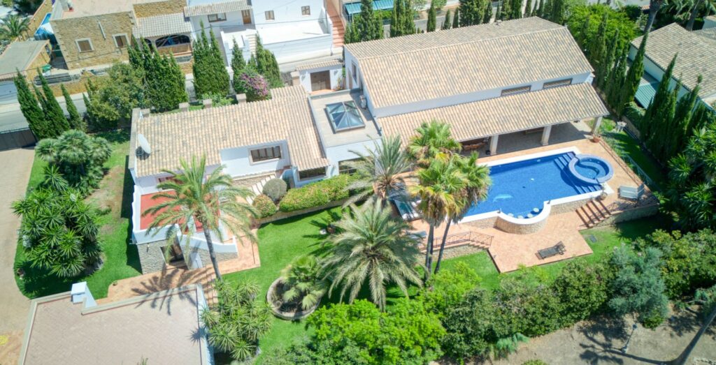 Spacious 5-bedroom villa with pool and garden for sale in Calvià, Mallorca
