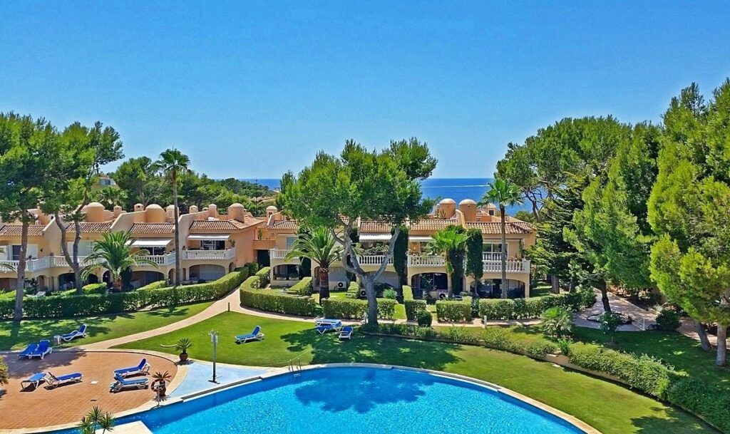 2-bedroom apartment with shared pool and parking for sale in Nova Santa Ponsa, Mallorca