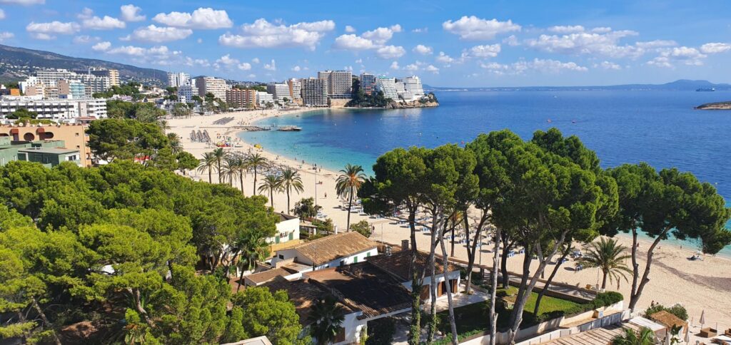 Fully refurbished studio apartment with sea views in Melia South Beach, Calvià, Mallorca.