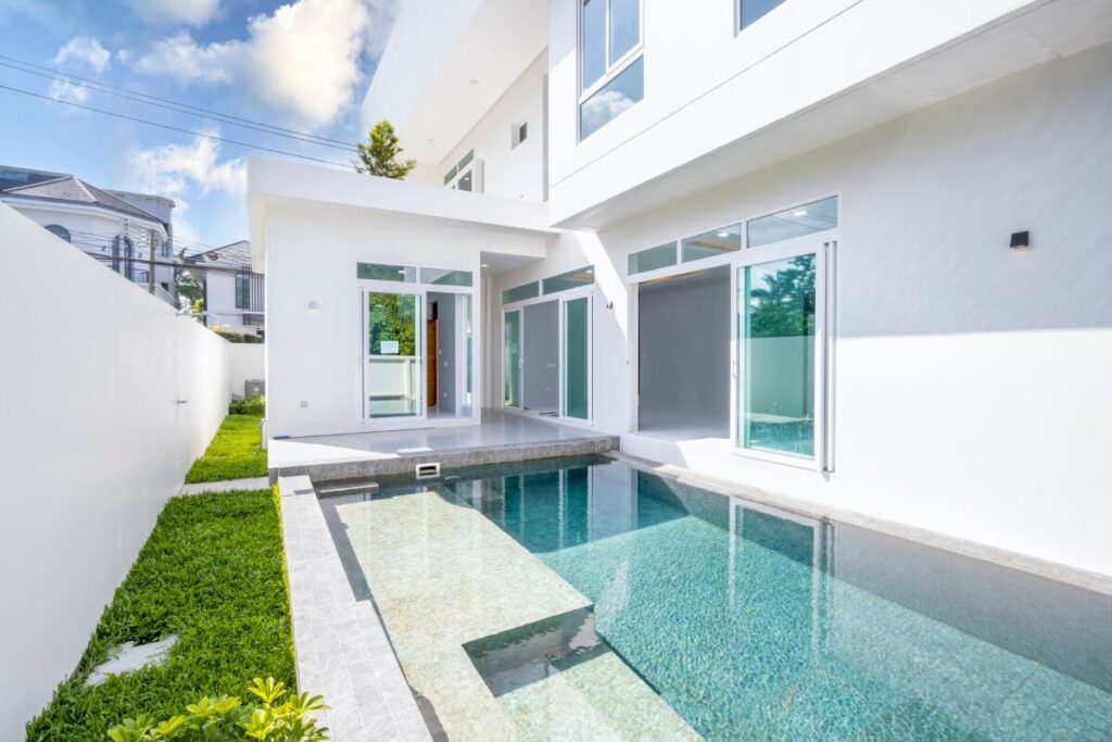 Newly built 4-bedroom villa in Kathu near Loch Palm Golf with rooftop terrace