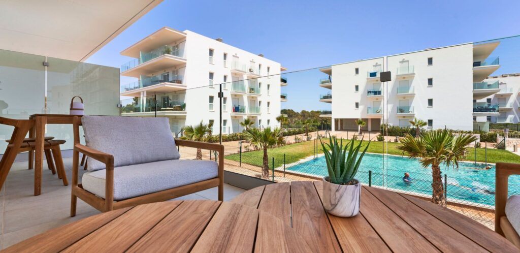 2-bedroom Mediterranean-style apartment with terrace and pool access for sale in Cala d’Or, Santanyí, Mallorca