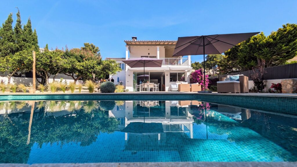 4-bedroom villa in Calvià with pool, garden, and open-plan layout