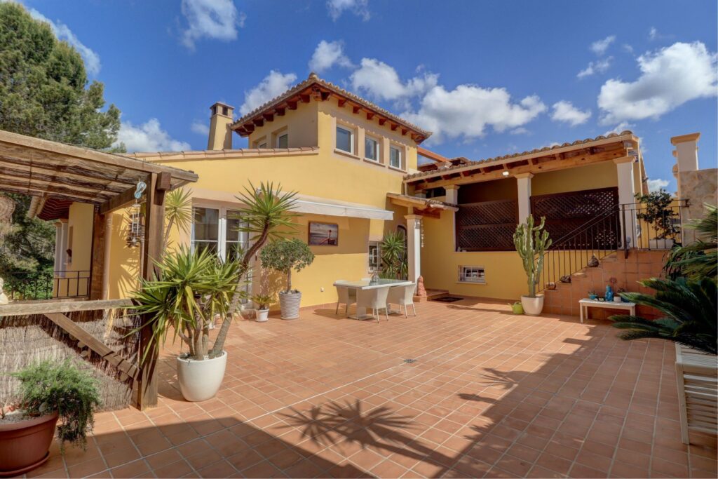 Private 3-bedroom villa with golf course views in Camp de Mar, Mallorca
