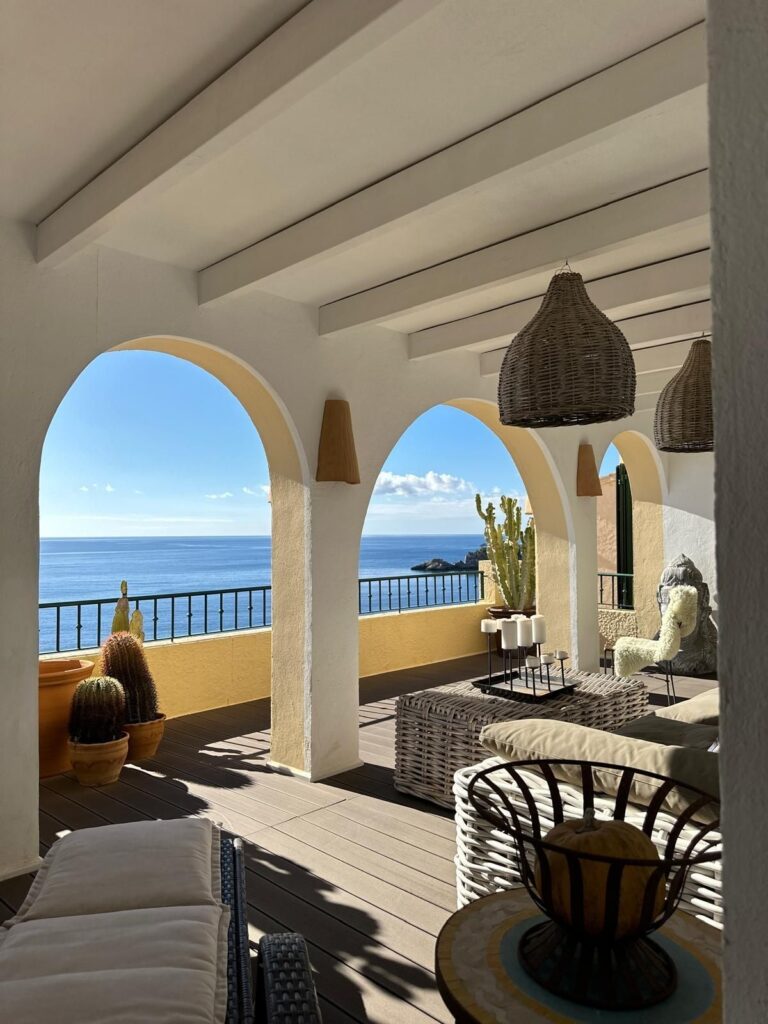 Spacious 2-bedroom sea view apartment with parking and fireplace in Cala Fornells, Mallorca