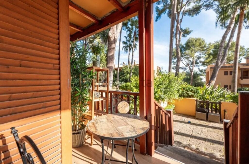 Renovated 1-bedroom apartment with terrace and shared pool for sale in Santa Ponsa, Mallorca