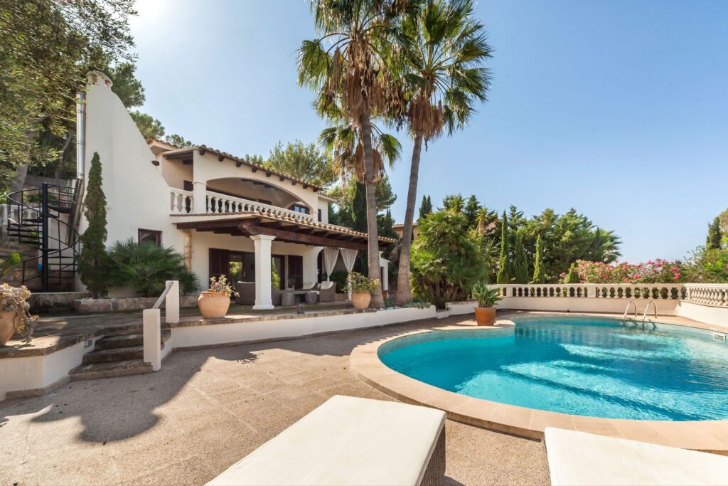 Mediterranean-style 4-bedroom villa in Santa Ponsa with pool and terraces