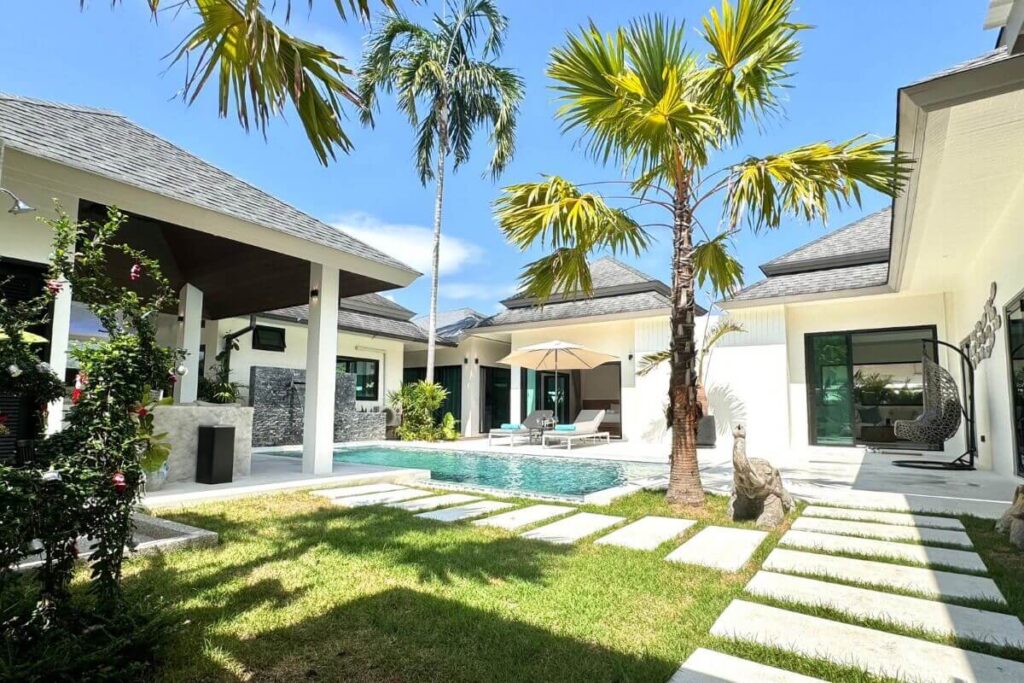 4-bedroom Balinese-style courtyard villa with pool for sale near Saiyuan Road in Rawai, Phuket