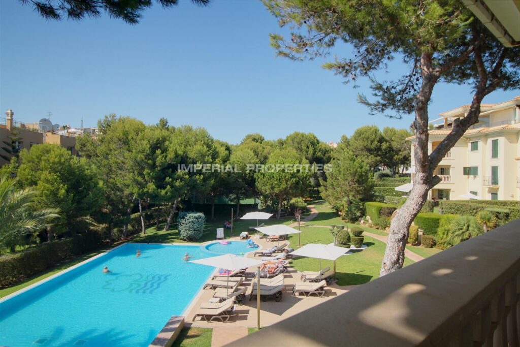 4-bedroom apartment with partial sea views and communal pool for sale in Nova Santa Ponsa, Mallorca