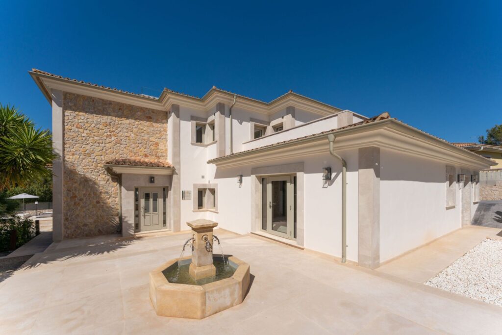 5-bed renovated villa for sale in Cala Viñas, Mallorca