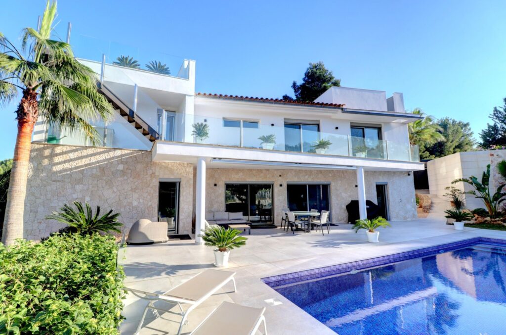 =Refurbished 5-bed villa with pool and sea view terrace in Nova Santa Ponsa, Mallorca