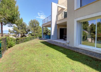 Modern 3-bed apartment in Cala Vinyes with sea views and shared pool