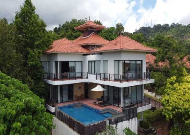 5-bed villa with sea view and pool in Phuket Town