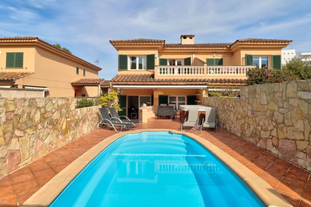4-bed villa for sale in Palmanova, Calvià with pool and terraces