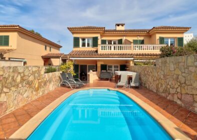 4-bed villa for sale in Palmanova, Calvià with pool and terraces