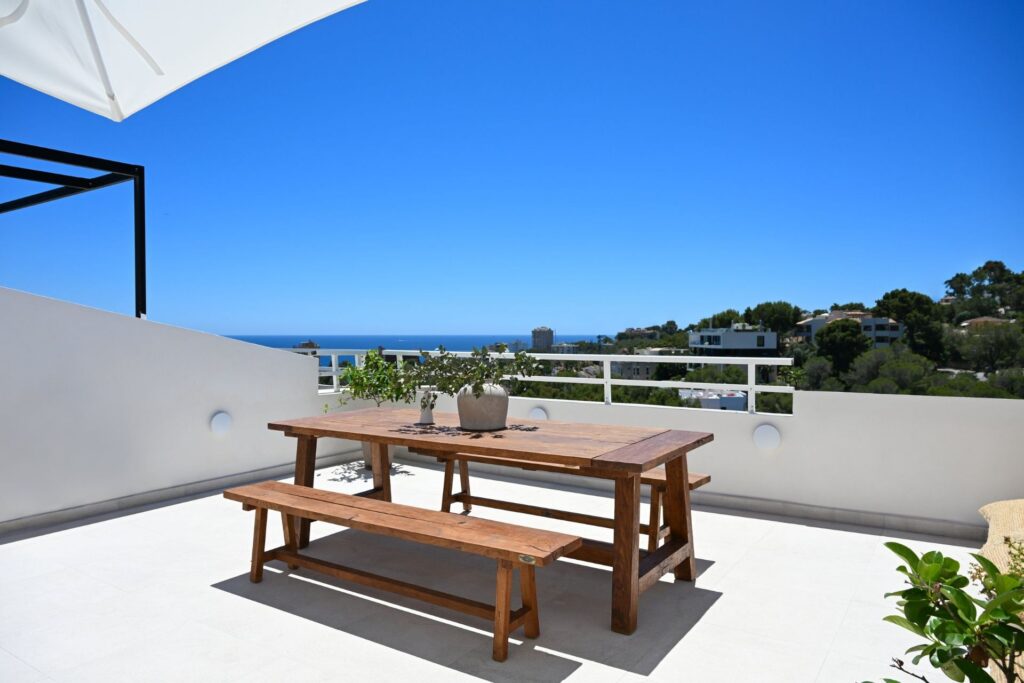 Modern triplex apartment with terraces and sea views in Cas Català, Calvià