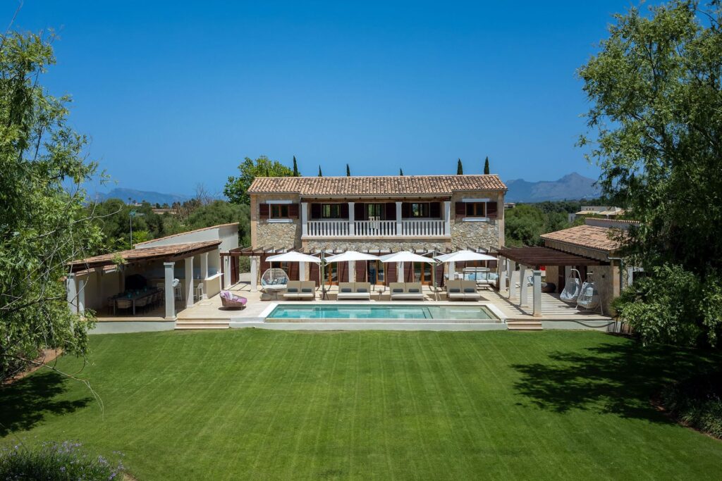 Mallorca country estate with swimming pool and mountain backdrop near Alcúdia