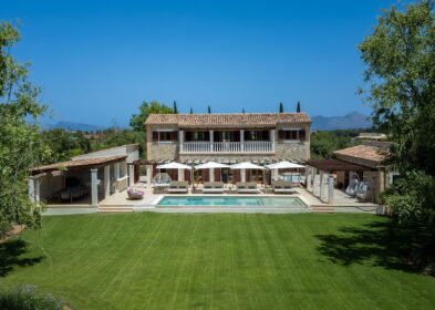 Mallorca country estate with swimming pool and mountain backdrop near Alcúdia