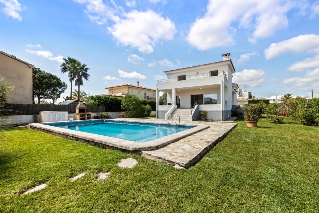3-bed villa with pool and rental license in Puerto Pollensa, Mallorca