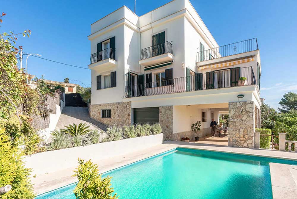 4-bed villa with pool and sea views in the Palma suburb of Son Roqueta, Mallorca