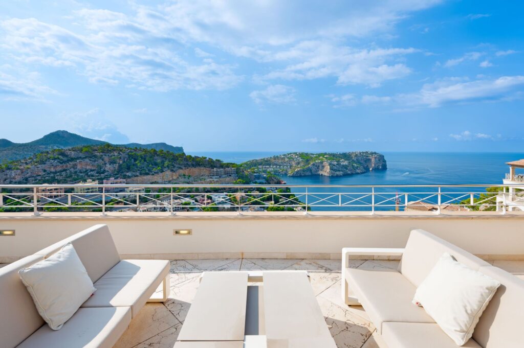 3-bed penthouse with sea views, rooftop terrace, KLAFS Sanarium and smart home system, Puerto de Andratx, Mallorca