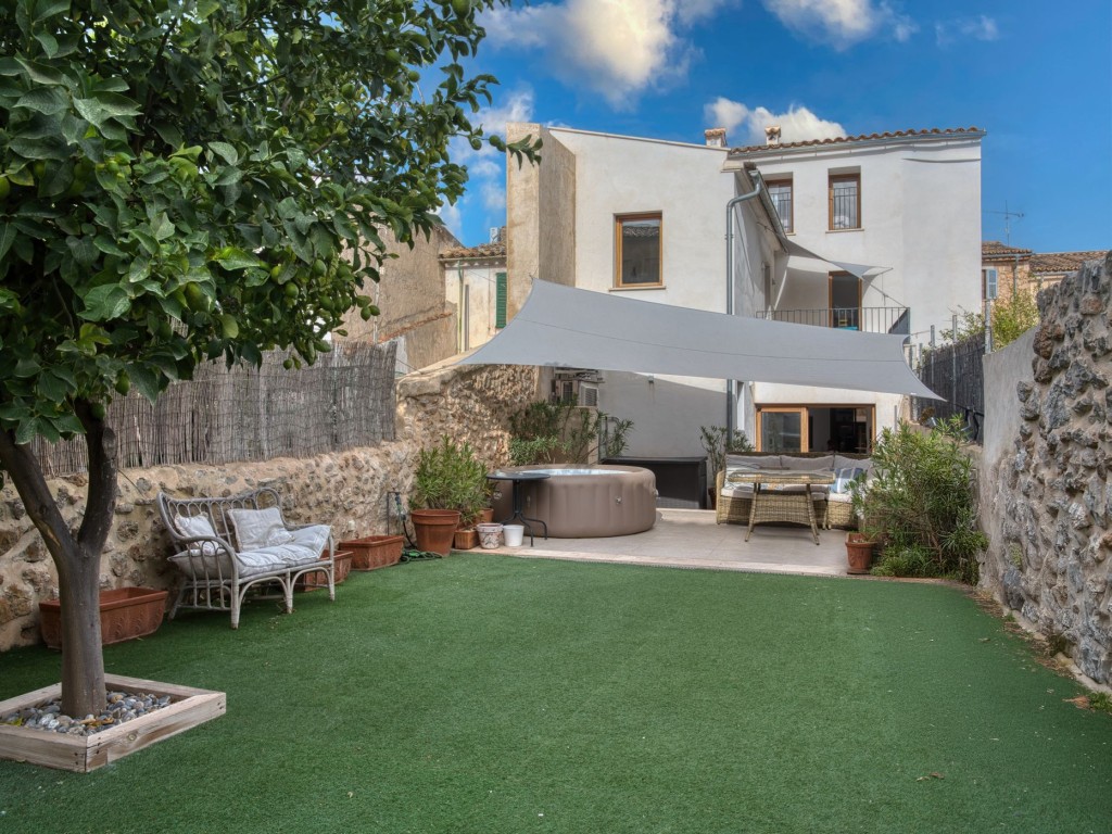 5-bed townhouse with pool in Alaro, Mallorca