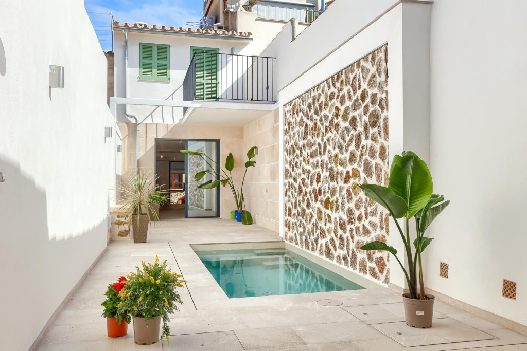 2-bed renovated townhouse with private pool and mountain views in Pollensa, Mallorca