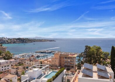 Alt text: 2-bed renovated apartment with sea and mountain views in San Agustín, Palma de Mallorca