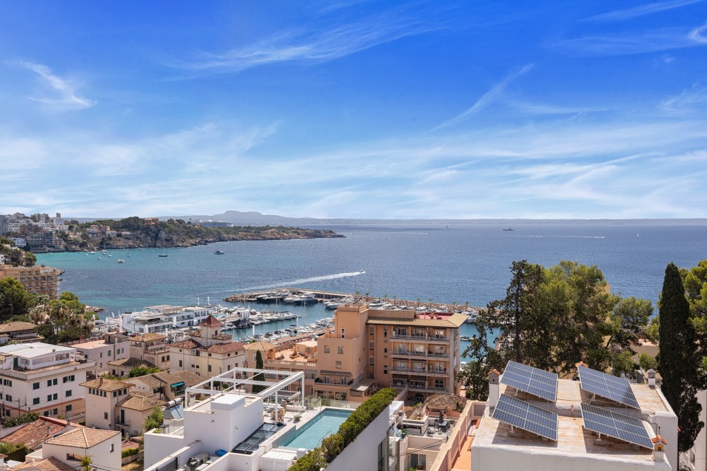 Alt text: 2-bed renovated apartment with sea and mountain views in San Agustín, Palma de Mallorca
