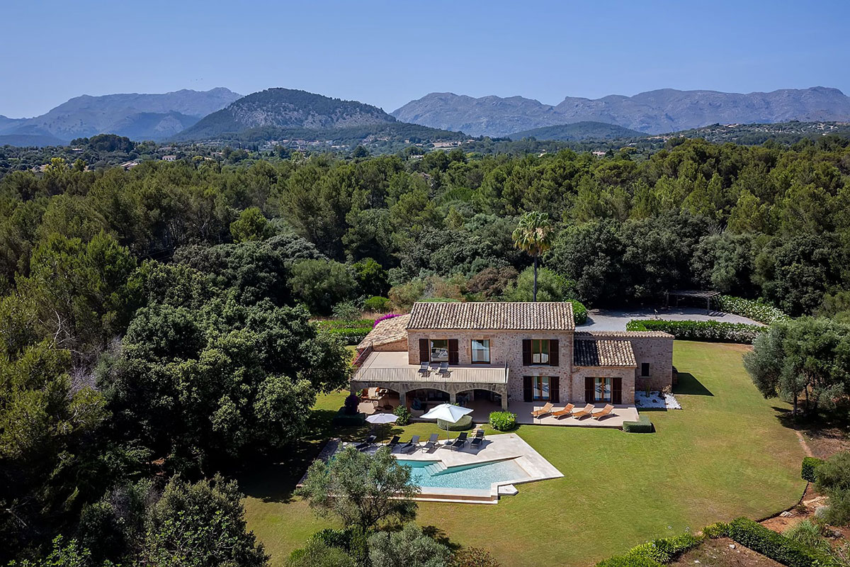 Luxury villa with pool and mountain views in Pollensa, Mallorca