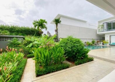 3-bed modern pool villa with large garden in Rawai, Phuket