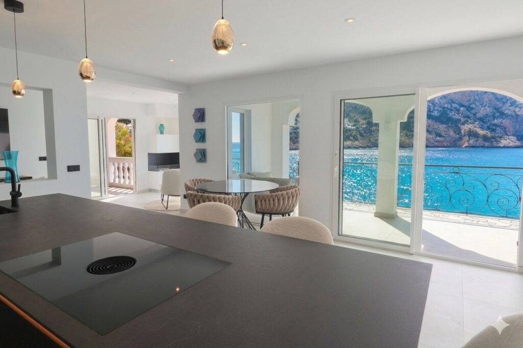 3-bed frontline apartment above the sea in Cala Llamp, Andratx, Mallorca