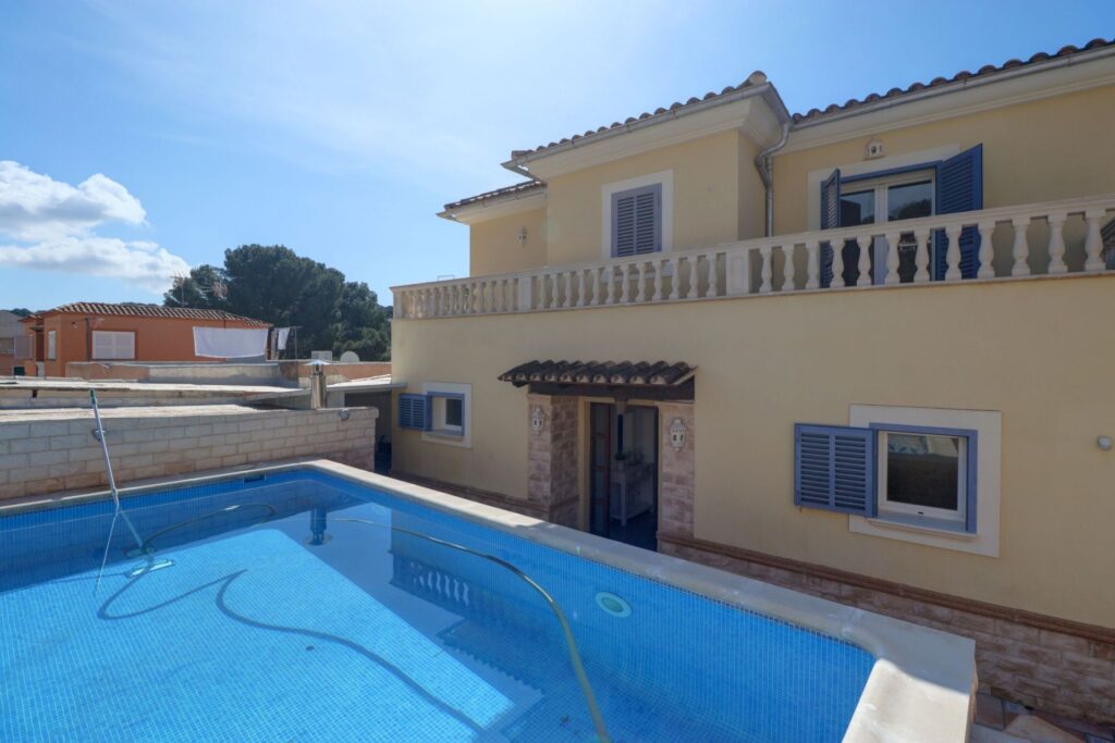 4-bed reformed villa with pool for sale in Paguera, Calvia, Mallorca, 10-min walk to beach