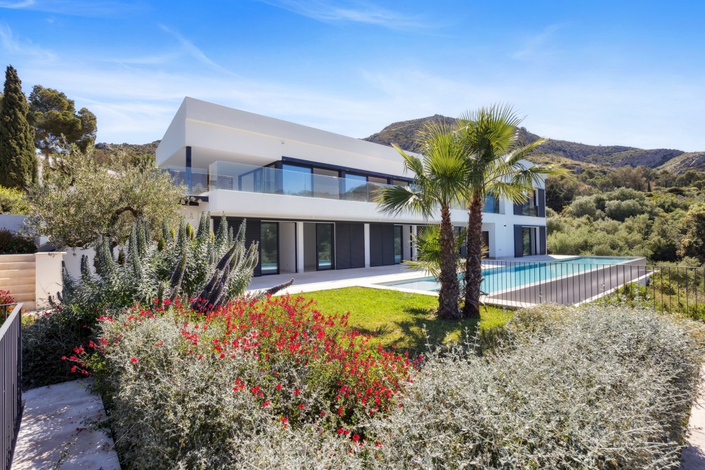 6-bed villa with two pools on 2,400 sqm plot in Bonaire, Alcudia, Mallorca