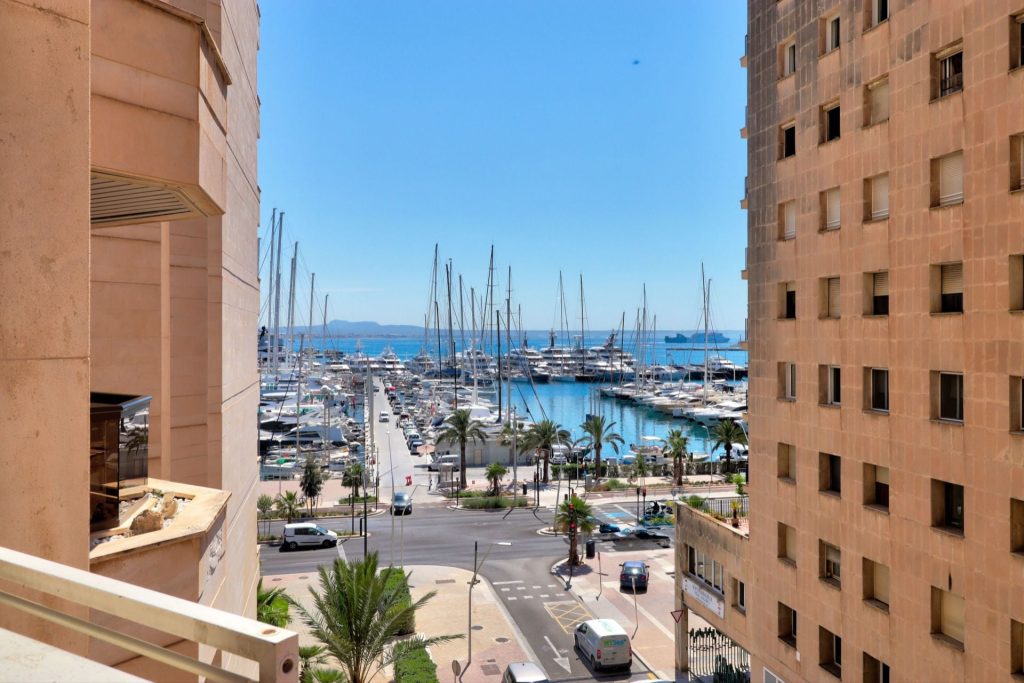 4-bed frontline apartment with sea views on Paseo Maritimo, Palma, Mallorca