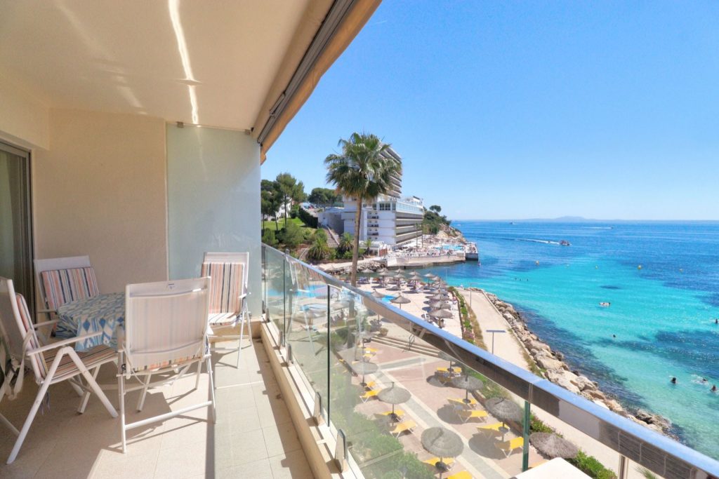 2-bed frontline apartment with sea views in Cala Vinyas, Calvia, Mallorca